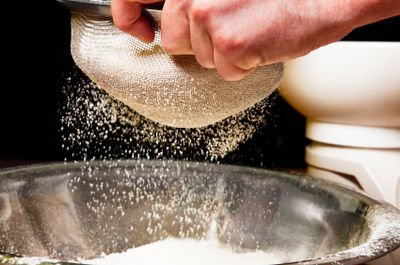 mengayak tepung