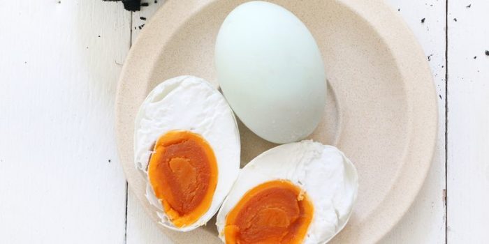 cara membuat telur asin tanah liat