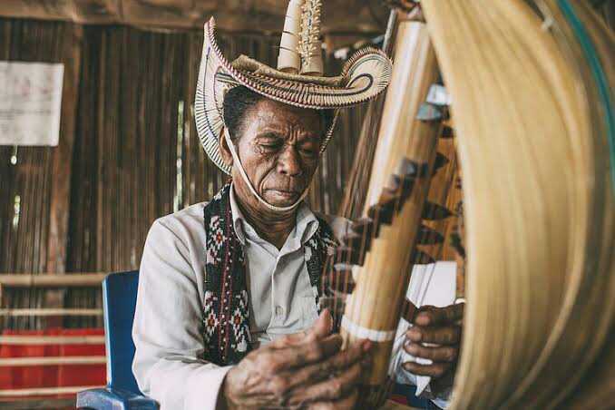 Cara memainkan alat musik sasando