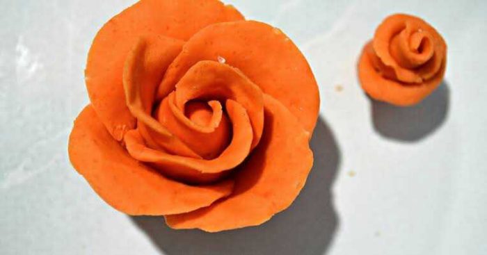 Membuat bunga mawar dari plastisin