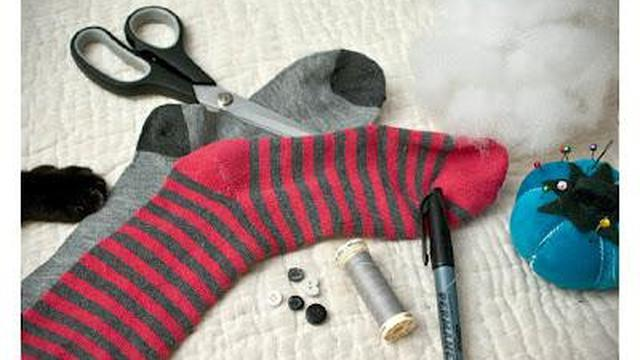 cara membuat boneka dari kaos kaki