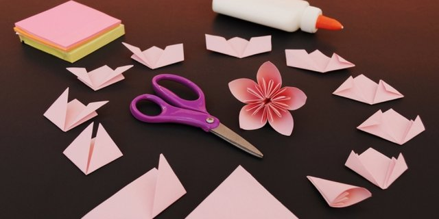 cara membuat bunga dari kertas kado